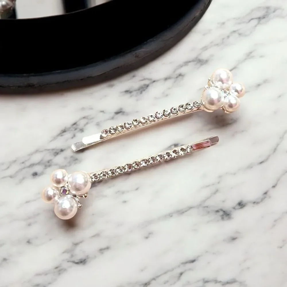 🤯5/$25🤯 Pair Of Elegant Silver Pearl and Crystal Hair Clips